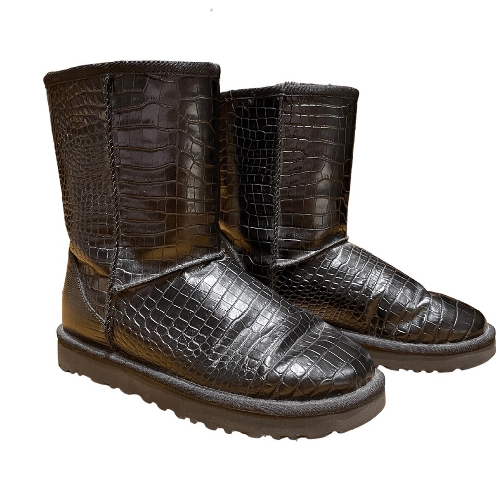 Authentic UGG Classic Short CROC size 6